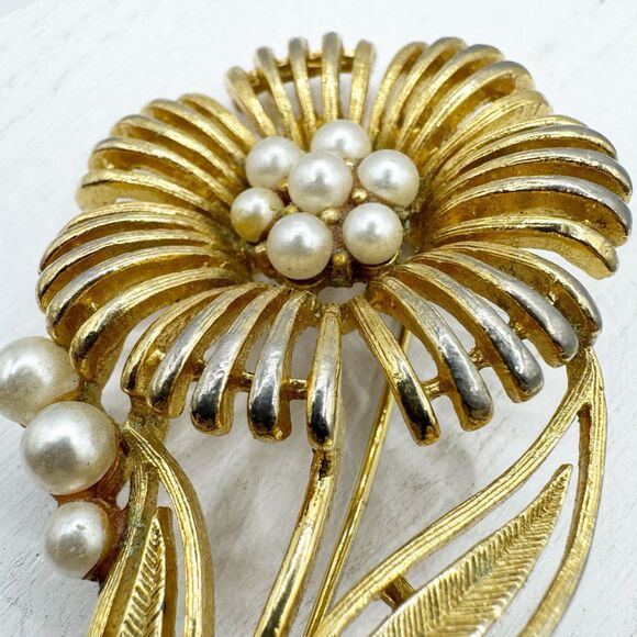 Vintage Lisner Brooch Pin Sunflower Flower Bloom Faux Pearl Gold Tone Estate - Picture 7 of 9